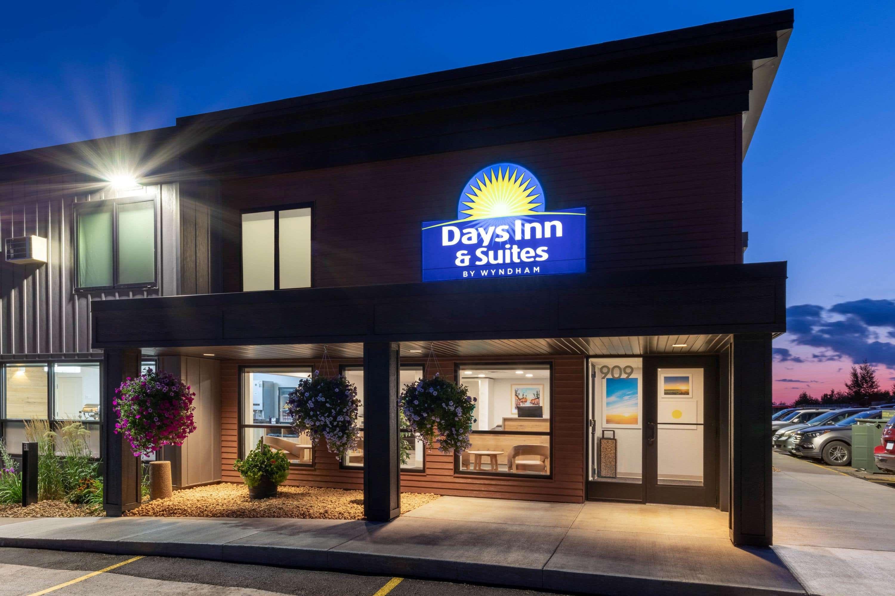 Days Inn & Suites By Wyndham Duluth By The Mall Exterior photo